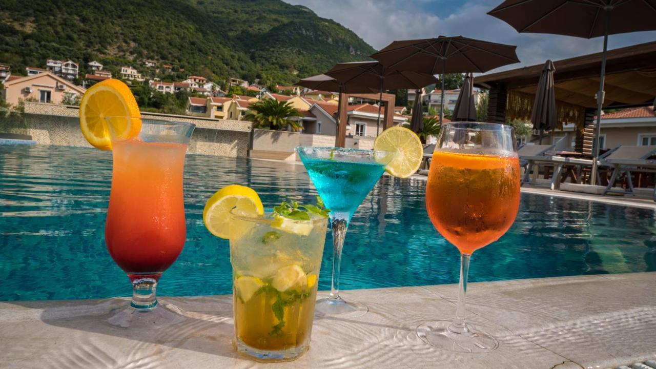 Sun Village Aparthotel Herceg Novi Buitenkant foto