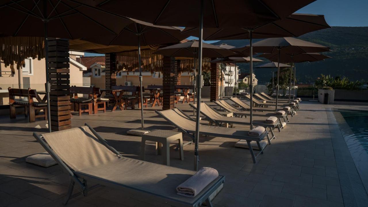 Sun Village Aparthotel Herceg Novi Buitenkant foto