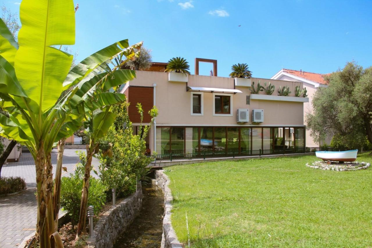 Sun Village Aparthotel Herceg Novi Buitenkant foto