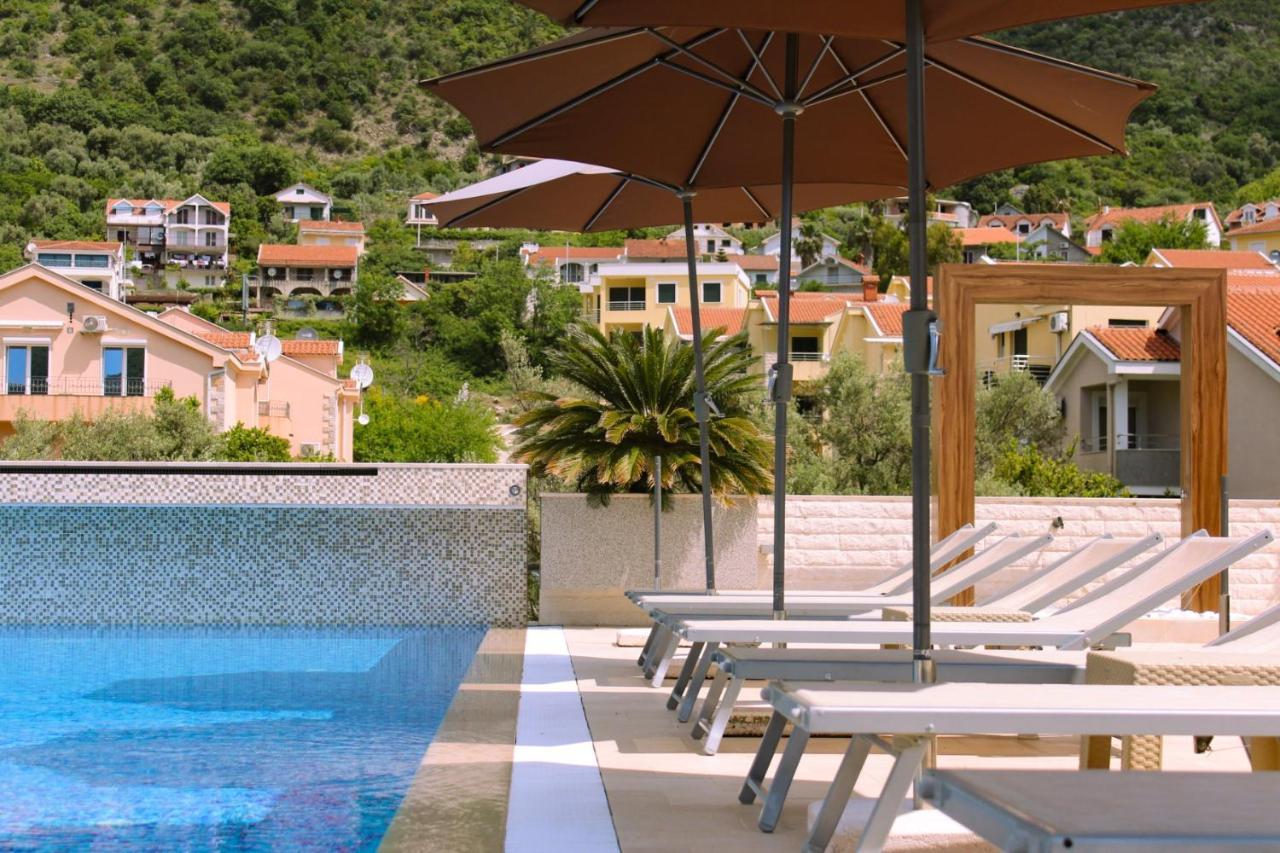 Sun Village Aparthotel Herceg Novi Buitenkant foto