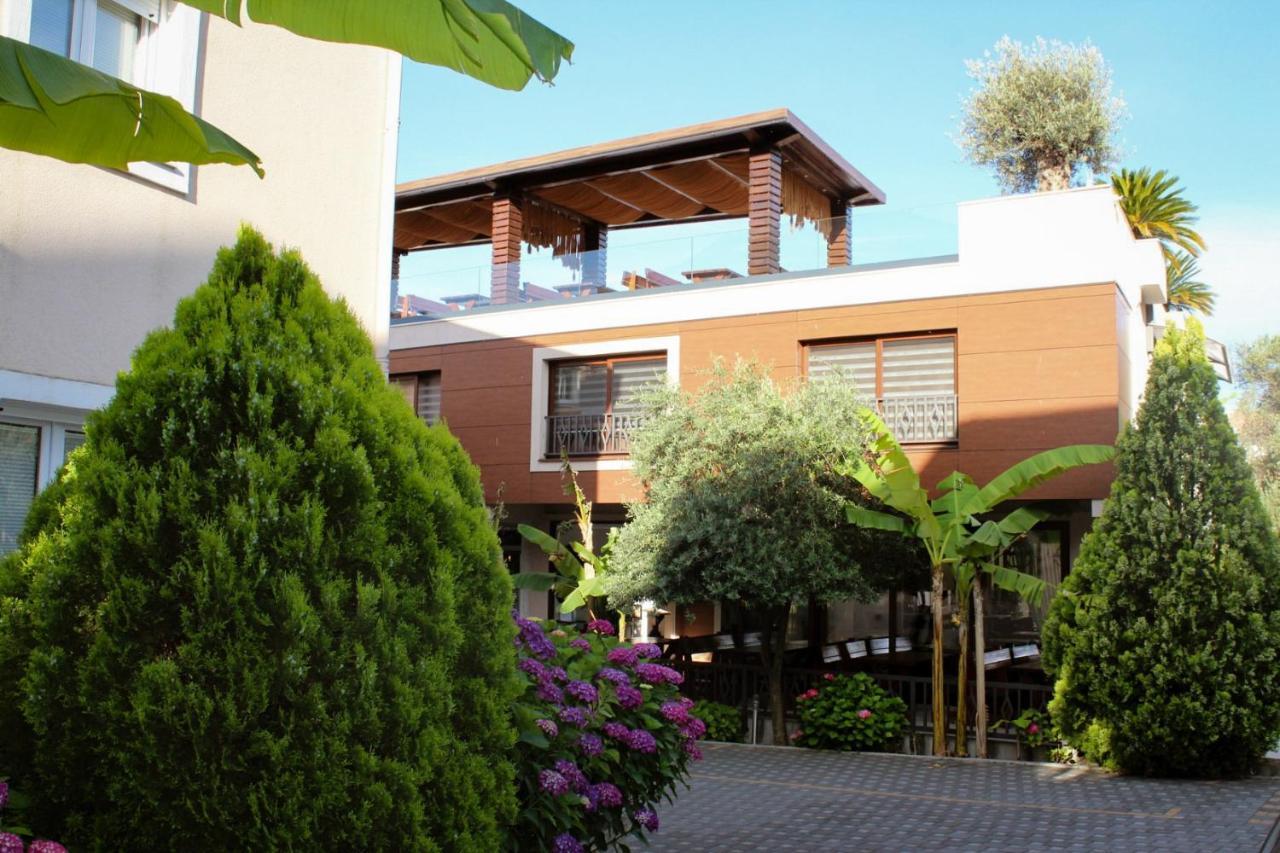Sun Village Aparthotel Herceg Novi Buitenkant foto