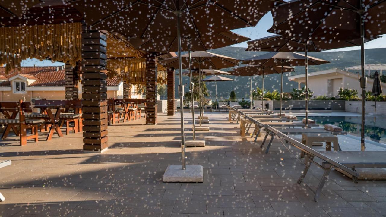 Sun Village Aparthotel Herceg Novi Buitenkant foto