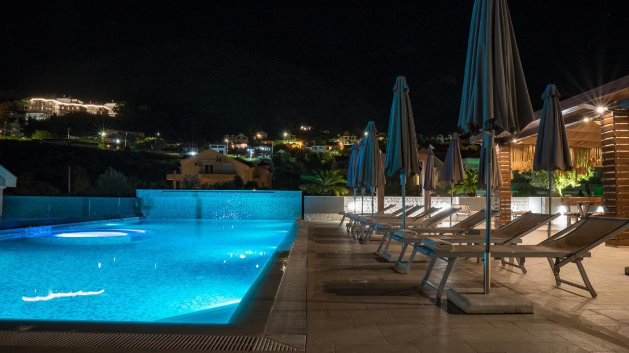 Sun Village Aparthotel Herceg Novi Buitenkant foto