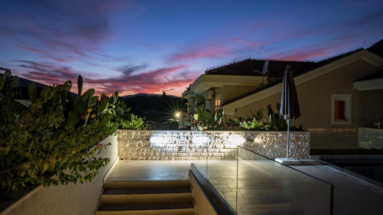 Sun Village Aparthotel Herceg Novi Buitenkant foto