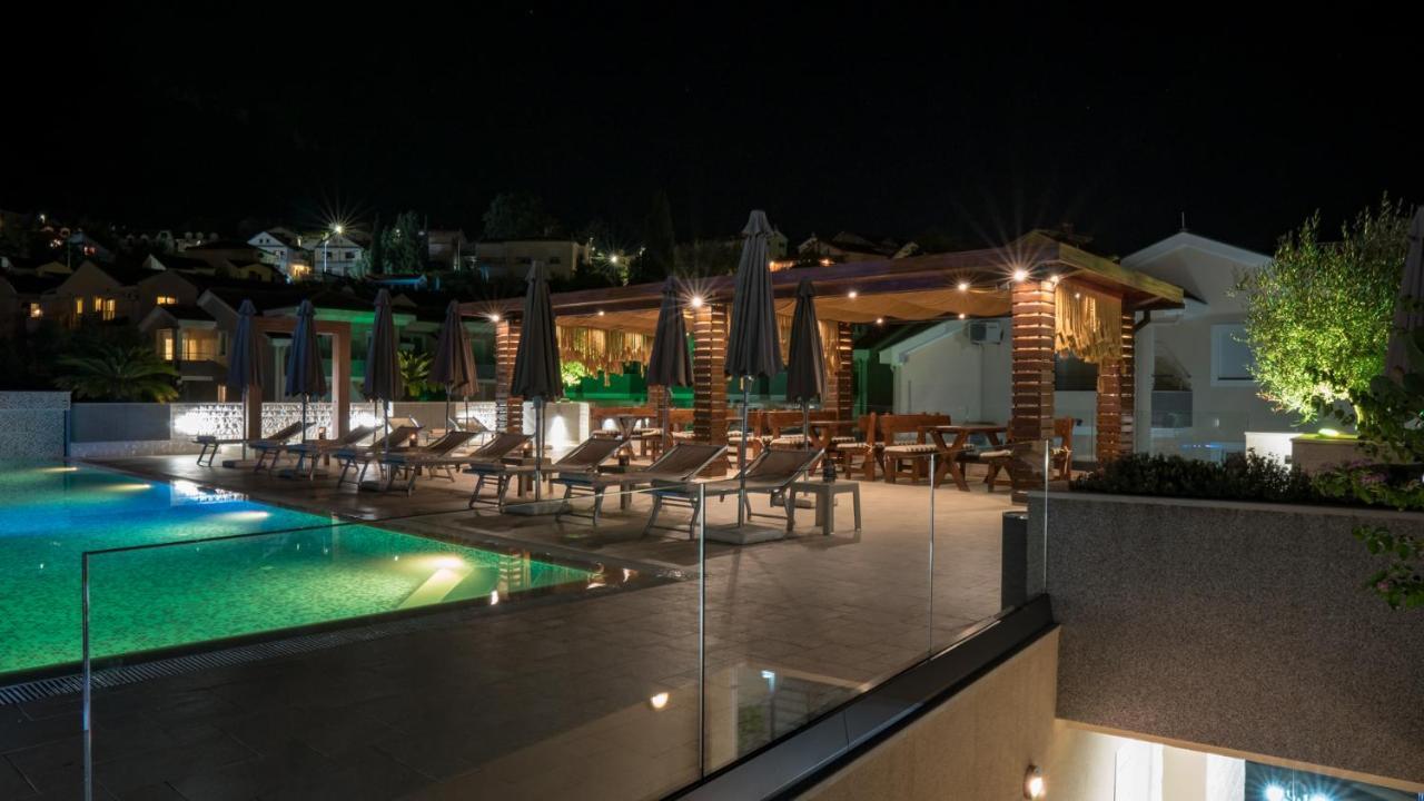 Sun Village Aparthotel Herceg Novi Buitenkant foto